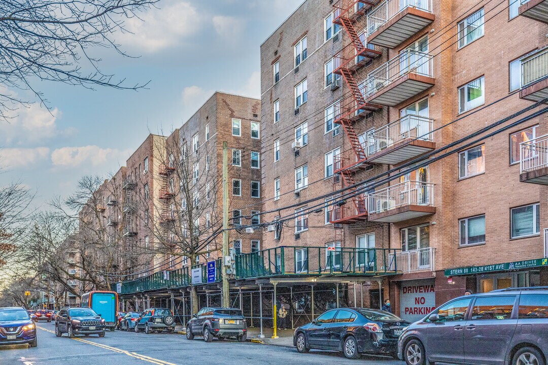 The Harwyn in Flushing, NY - Building Photo
