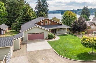 22824 104th Ave SW in Vashon, WA - Foto de edificio - Building Photo