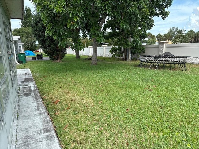 7014 NW 57th Ct in Tamarac, FL - Building Photo - Building Photo