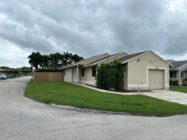 11000 SW 10th Ct in Pembroke Pines, FL - Building Photo - Building Photo