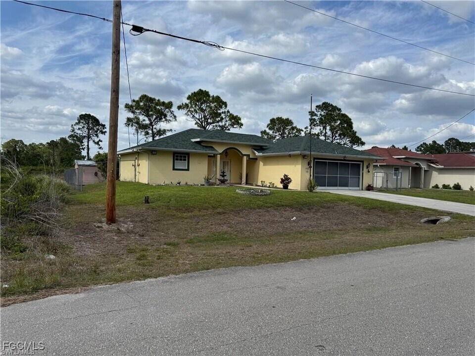 1127 Foggia St E in Lehigh Acres, FL - Building Photo
