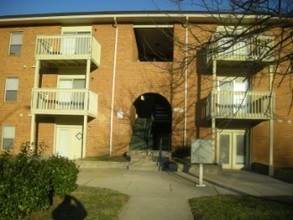 Roslyn Gardens Apartments in Baltimore, MD - Building Photo - Building Photo