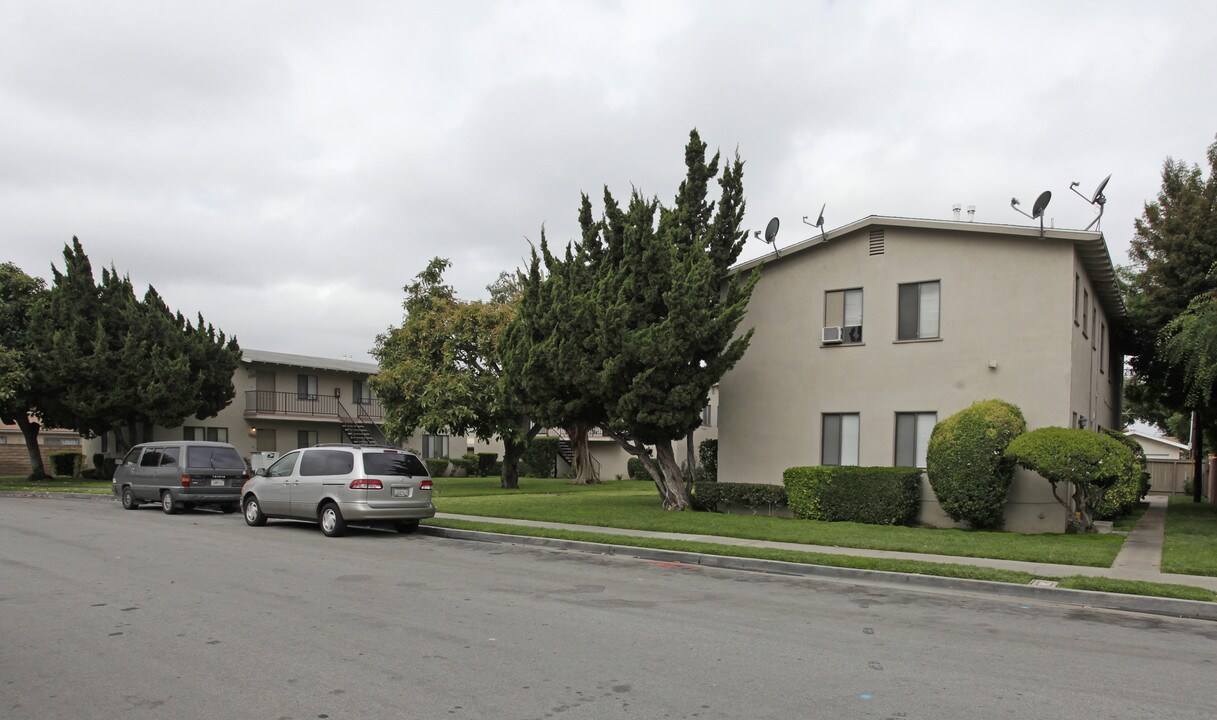 123-135 S Lincoln Ave in Fullerton, CA - Building Photo