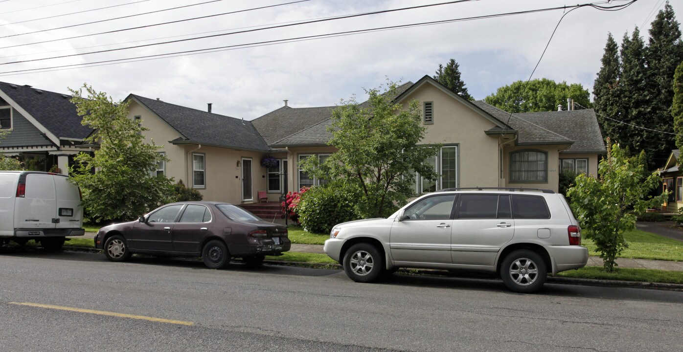 3602-3614 SE Stark St in Portland, OR - Building Photo