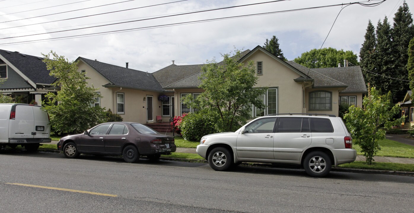 3602-3614 SE Stark St in Portland, OR - Foto de edificio