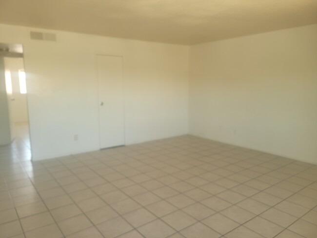 4725 Convaire Ave, Unit 1 in Las Vegas, NV - Foto de edificio - Building Photo