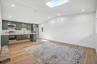 10028 Shoup Ave in Chatsworth, CA - Foto de edificio - Building Photo