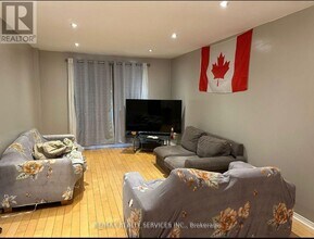 132 Cherrytree Dr in Brampton, ON - Building Photo - Building Photo