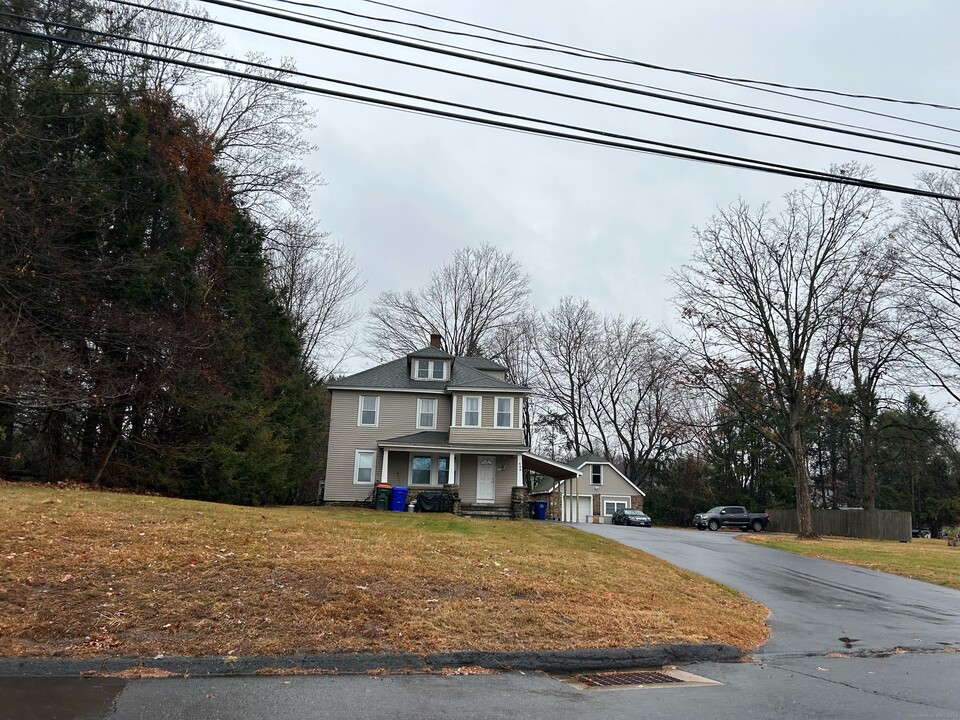 405 Prospect St in Southington, CT - Building Photo