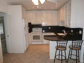 2710 Thomas St in Hollywood, FL - Building Photo - Building Photo