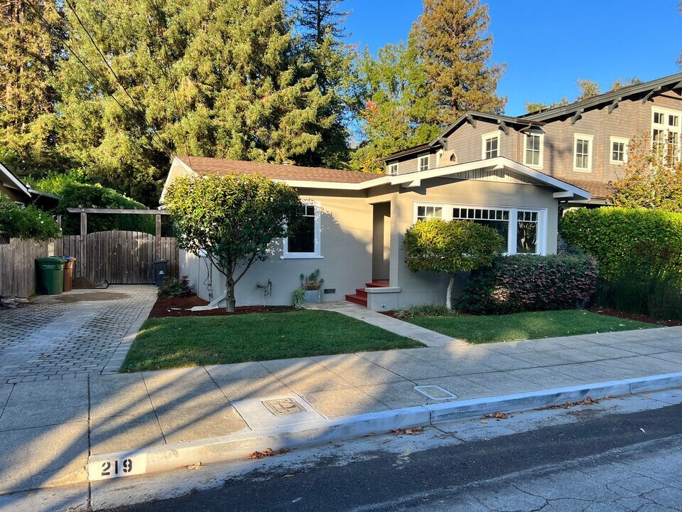 219 Monte Vista Ave in Larkspur, CA - Building Photo