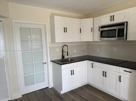 4725 NW 33rd Ave in Miami, FL - Building Photo