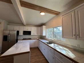 49650 Pierce Dr in Oakhurst, CA - Building Photo - Building Photo