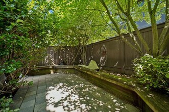 2364 Fairview Ave E in Seattle, WA - Building Photo - Building Photo