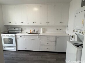 3027 Pualei Cir in Honolulu, HI - Building Photo - Building Photo