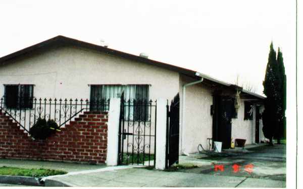 824 Alamo Ave in Richmond, CA - Foto de edificio - Building Photo