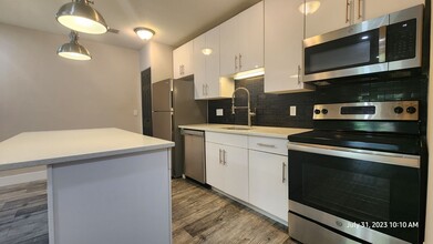 8717 Watson Rd in Webster Groves, MO - Building Photo - Building Photo