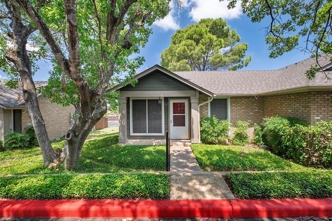 property at 1015 E Yager Ln