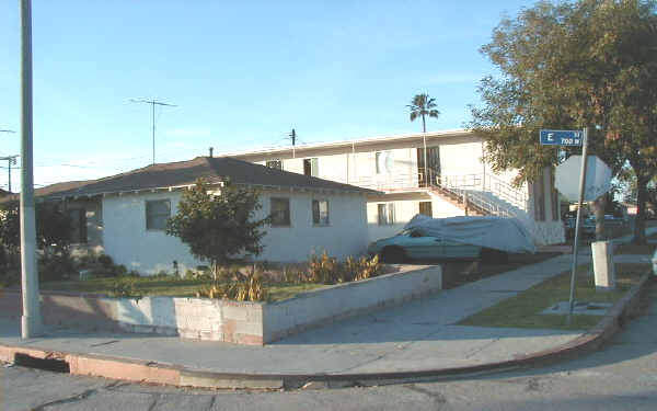 701 W E St in Wilmington, CA - Building Photo