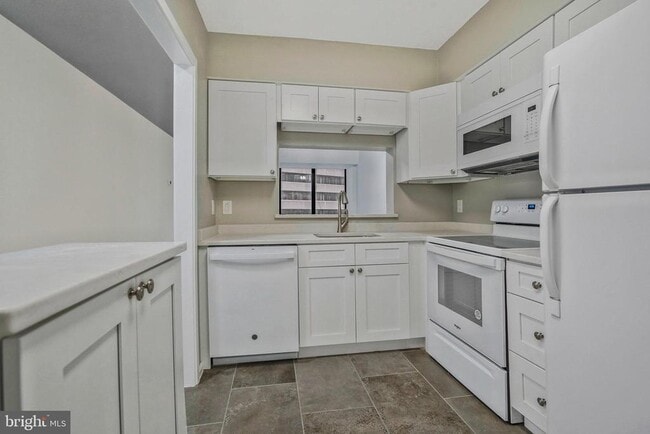 1805 Crystal Dr in Arlington, VA - Building Photo - Building Photo