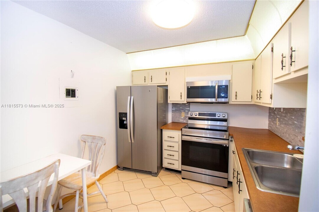 130 S Shore Dr in Miami Beach, FL - Building Photo