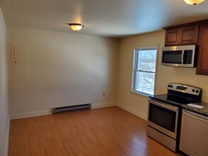 35 Princeton Ave, Unit 2nd Floor in Rocky Hill, NJ - Foto de edificio - Building Photo