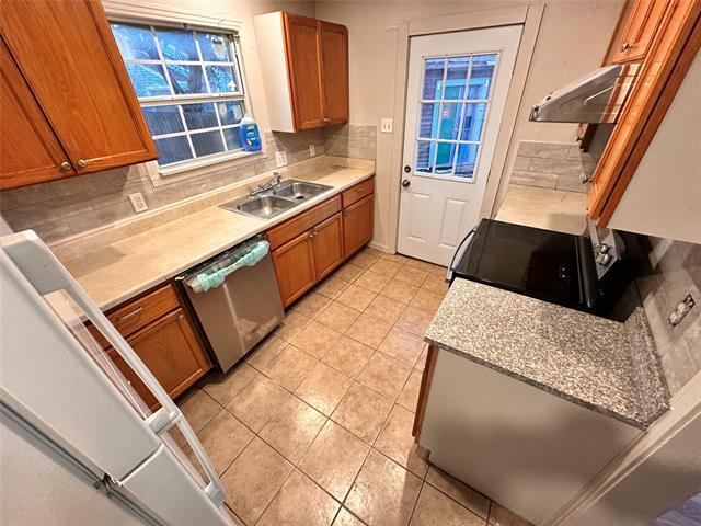833 Woodland Dr in Garland, TX - Building Photo