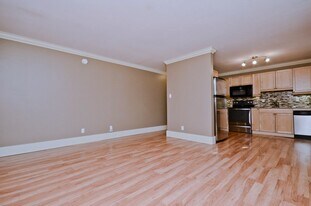 10172-10113 113 St in Edmonton, AB - Building Photo