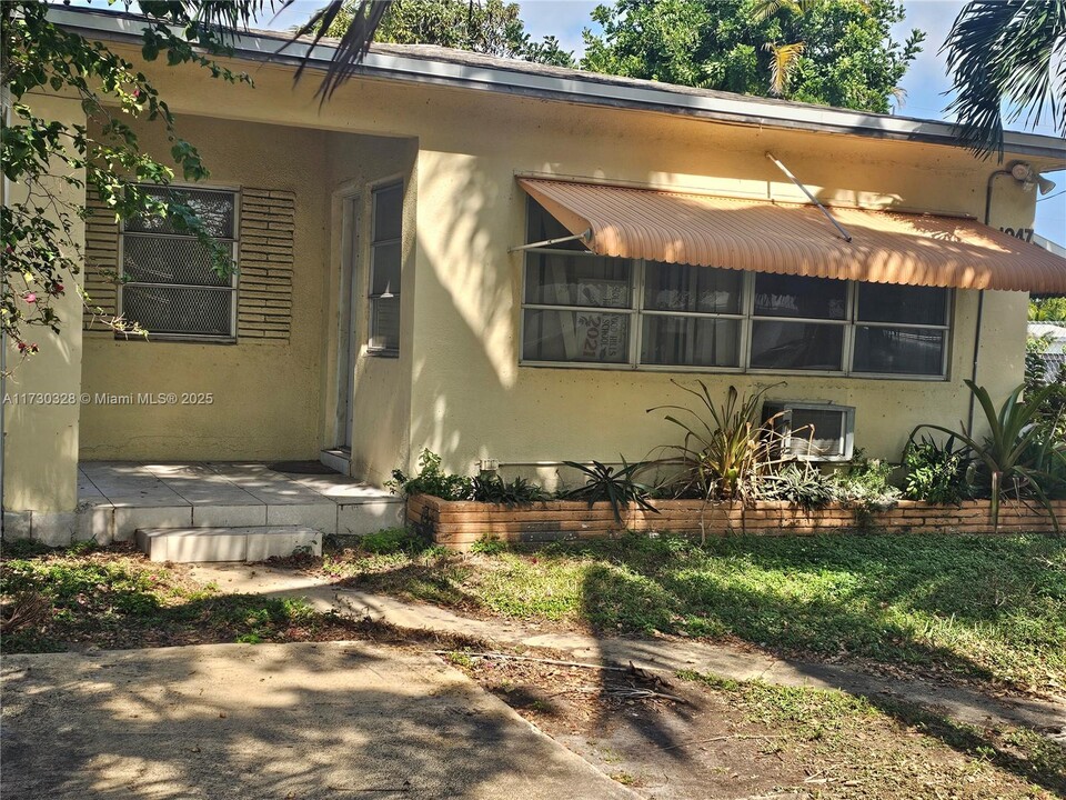 1947 Funston St in Hollywood, FL - Building Photo