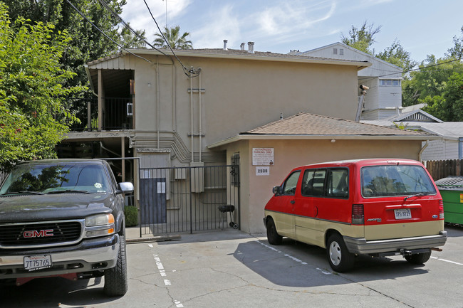 Fort Sutter Manor in Sacramento, CA - Building Photo - Building Photo