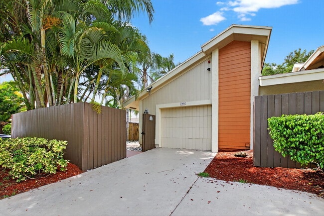 7576 Sierra Terrace E in Boca Raton, FL - Building Photo - Building Photo