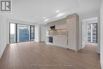 8 Cumberland St in Toronto, ON - Building Photo - Building Photo