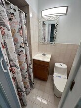 200 W 53rd Terrace in Hialeah, FL - Foto de edificio - Building Photo