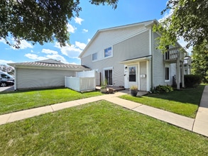1672 Cornell Dr in Hoffman Estates, IL - Building Photo - Building Photo