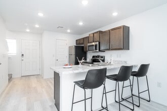 The Reserve Townhomes in Sunland Park, NM - Building Photo - Interior Photo