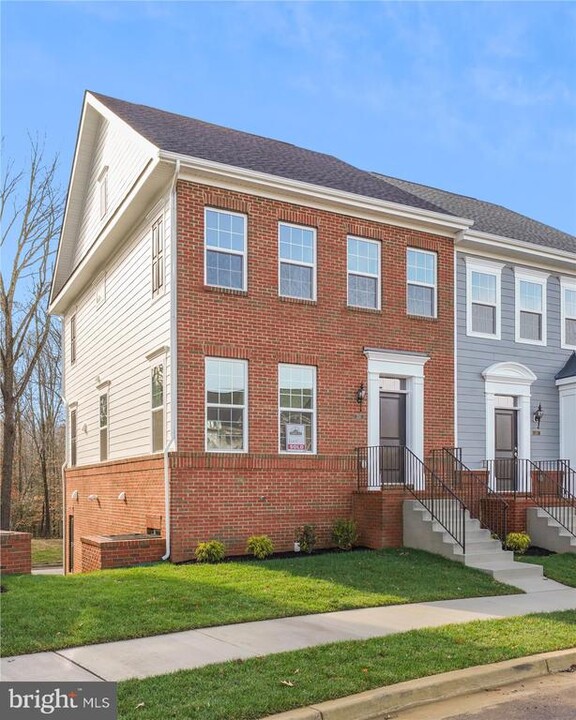 318 Buckeye Cir in La Plata, MD - Building Photo