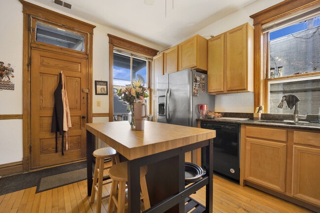 3131 N Clifton Ave, Unit O2 in Chicago, IL - Building Photo - Building Photo