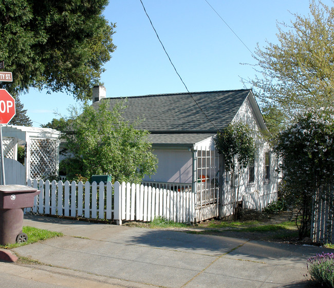 444 Mason St in Healdsburg, CA - Building Photo - Building Photo