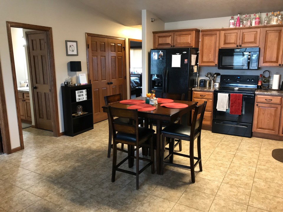 1338 E Clark St in Vermillion, SD - Building Photo