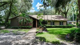 10890 SW 83rd Ave in Miami, FL - Building Photo