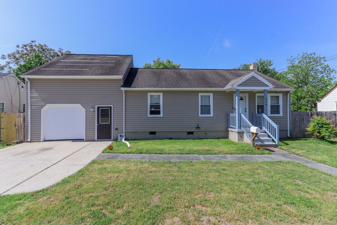 614 Sedgefield Dr in Newport News, VA - Building Photo