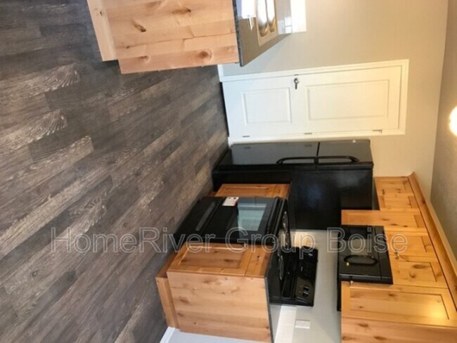 1332 S Edgewater Cir in Nampa, ID - Building Photo - Building Photo