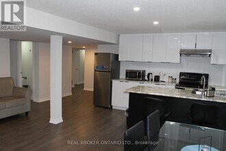 31 Swordfish Dr in Whitby, ON - Building Photo - Building Photo