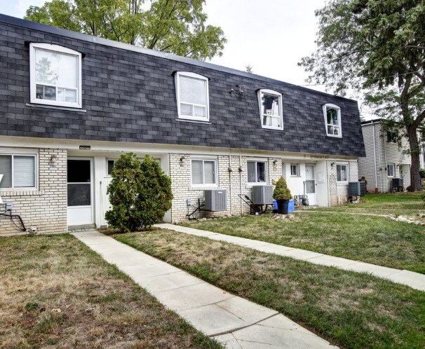 200 & 206 Lakeshore Rd. W in Oakville, ON - Building Photo