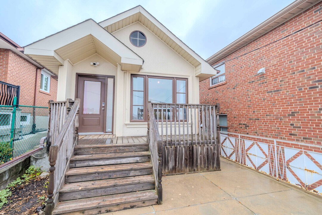 523 Westmount Av in Toronto, ON - Building Photo