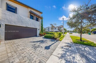 10515 NW 78th Terrace in Doral, FL - Building Photo - Building Photo