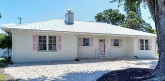 7353 Phillips St in Sarasota, FL - Building Photo