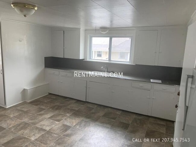198 Center St