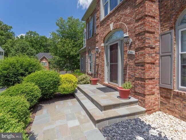 8301 Crosspointe Dr in Fairfax Station, VA - Building Photo - Building Photo