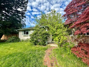 2214 NW Dixon St in Corvallis, OR - Building Photo - Building Photo